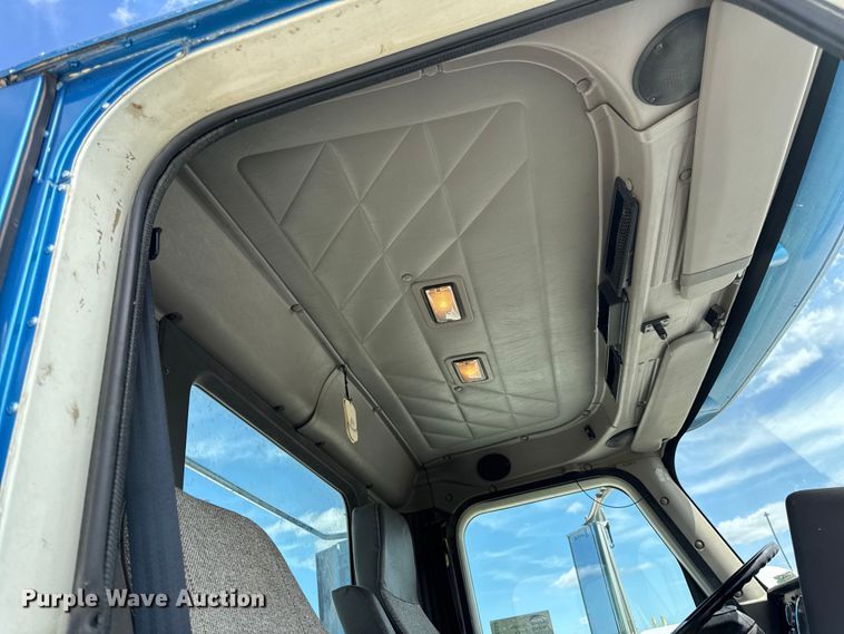 image for item DW6554 2001 International  9100i truck cab and chassis