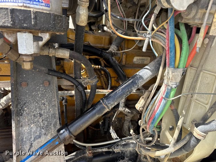 image for item DW6554 2001 International  9100i truck cab and chassis