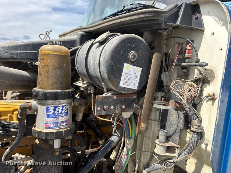 image for item DW6554 2001 International  9100i truck cab and chassis