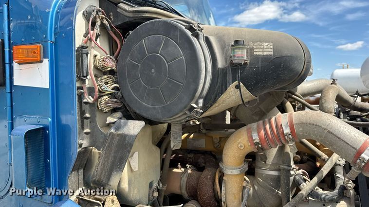 image for item DW6554 2001 International  9100i truck cab and chassis