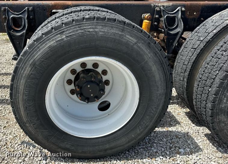 image for item DW6554 2001 International  9100i truck cab and chassis