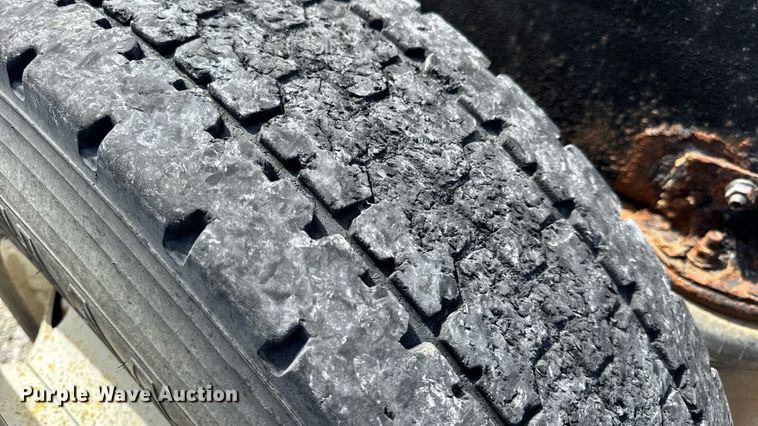 image for item DW6554 2001 International  9100i truck cab and chassis