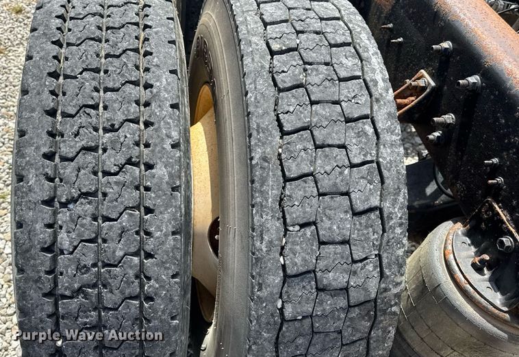 image for item DW6554 2001 International  9100i truck cab and chassis