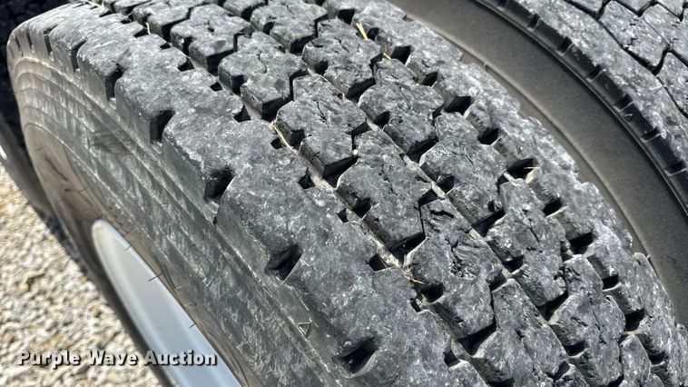 image for item DW6554 2001 International  9100i truck cab and chassis