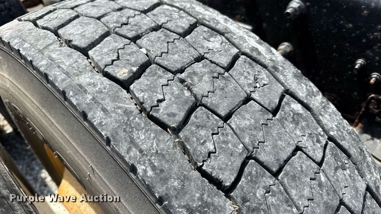 image for item DW6554 2001 International  9100i truck cab and chassis