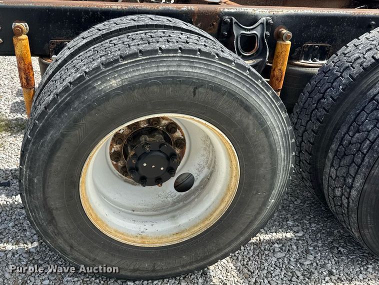 image for item DW6554 2001 International  9100i truck cab and chassis