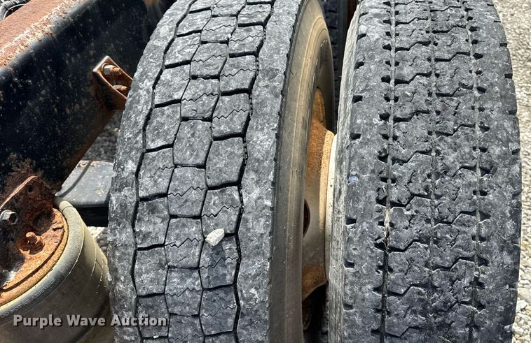 image for item DW6554 2001 International  9100i truck cab and chassis