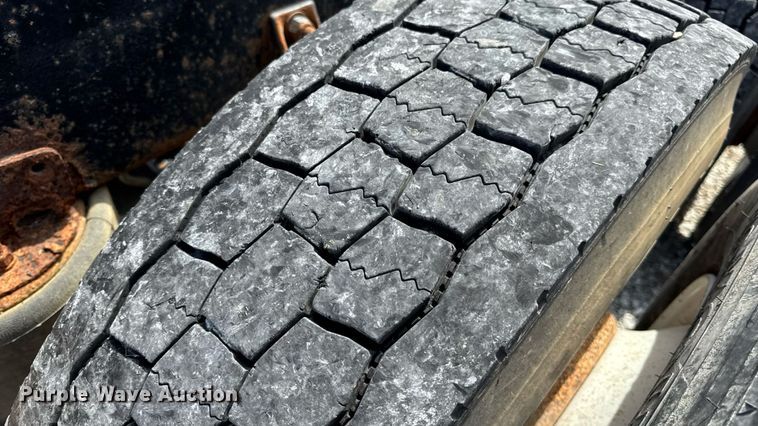 image for item DW6554 2001 International  9100i truck cab and chassis