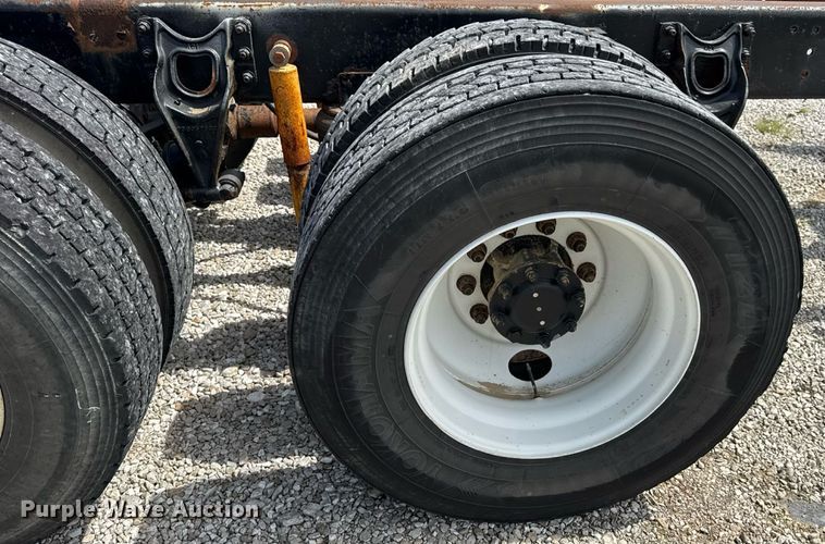 image for item DW6554 2001 International  9100i truck cab and chassis