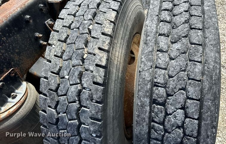 image for item DW6554 2001 International  9100i truck cab and chassis