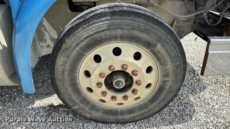 image for item DW6554 2001 International  9100i truck cab and chassis