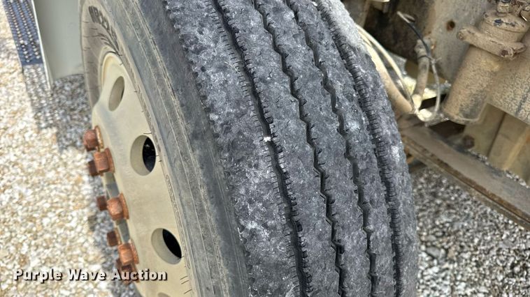 image for item DW6554 2001 International  9100i truck cab and chassis