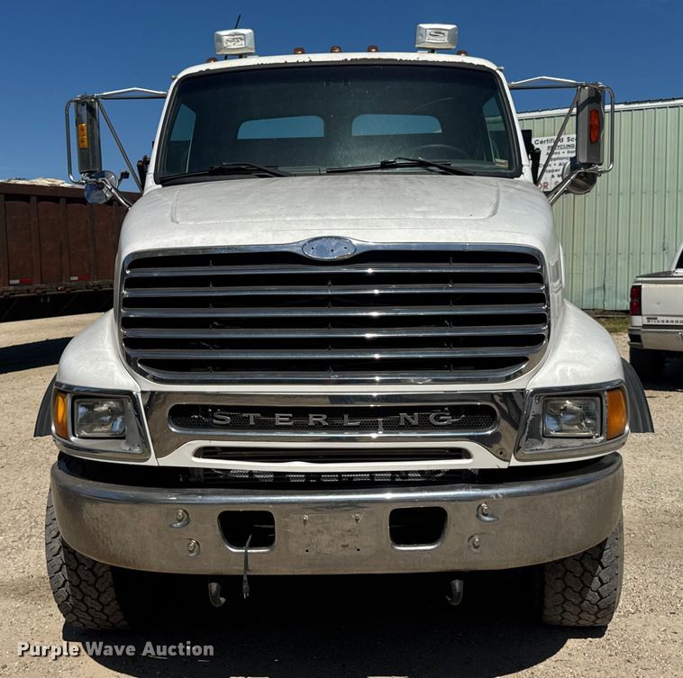 image for item DW6573 2005 Sterling hook lift truck