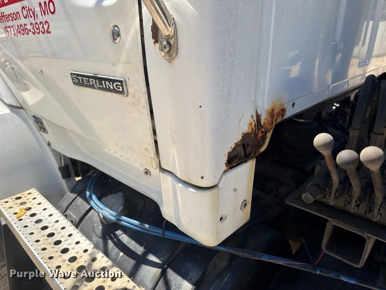 image for item DW6573 2005 Sterling hook lift truck