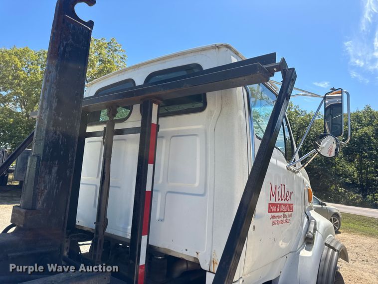 image for item DW6573 2005 Sterling hook lift truck