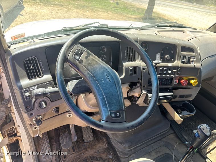 image for item DW6573 2005 Sterling hook lift truck