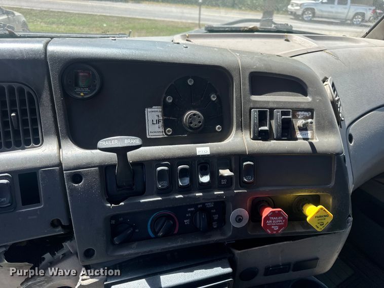 image for item DW6573 2005 Sterling hook lift truck