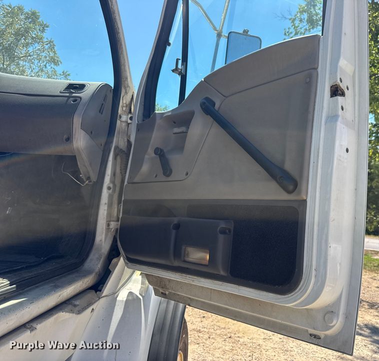 image for item DW6573 2005 Sterling hook lift truck