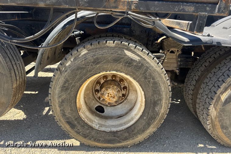 image for item DW6573 2005 Sterling hook lift truck