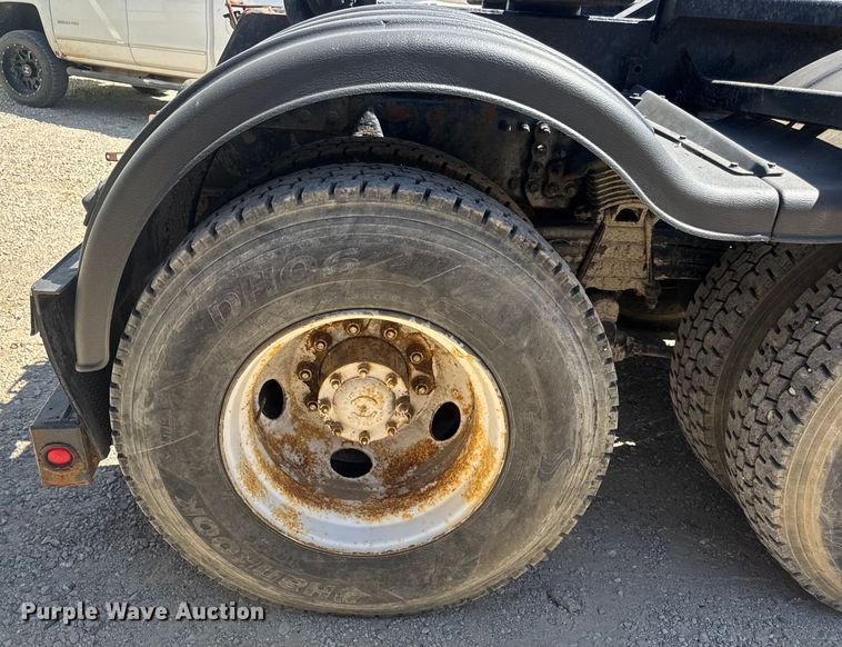 image for item DW6573 2005 Sterling hook lift truck