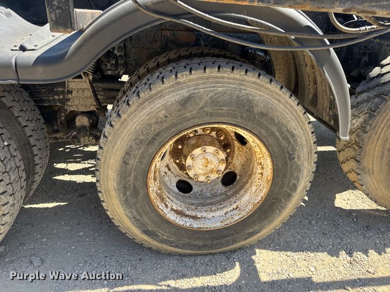 image for item DW6573 2005 Sterling hook lift truck