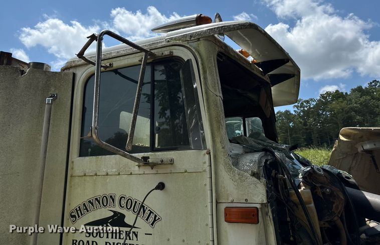 image for item DW7238 1995 International 9400 dump truck