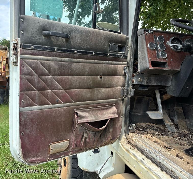 image for item DW7238 1995 International 9400 dump truck