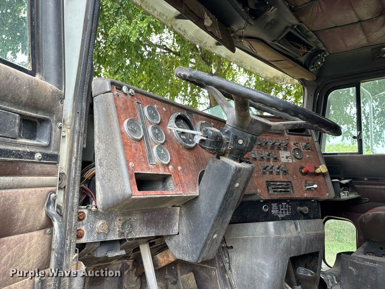 image for item DW7238 1995 International 9400 dump truck