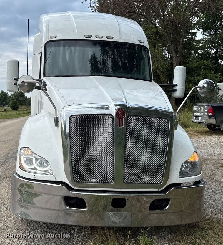image for item DZ4267 2016 Kenworth T680  semi truck