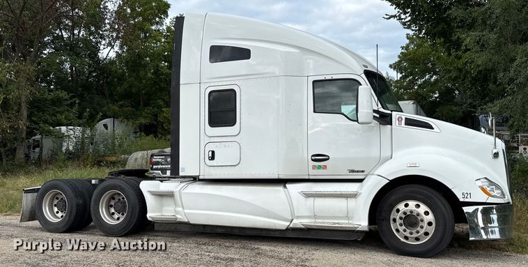 image for item DZ4267 2016 Kenworth T680  semi truck