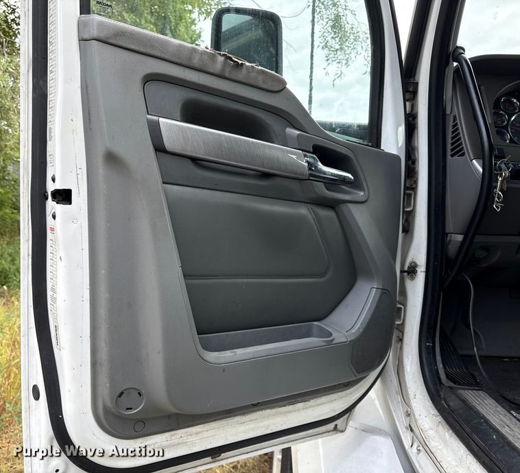 image for item DZ4267 2016 Kenworth T680  semi truck