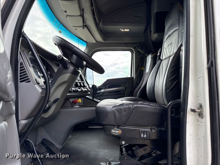 image for item DZ4267 2016 Kenworth T680  semi truck