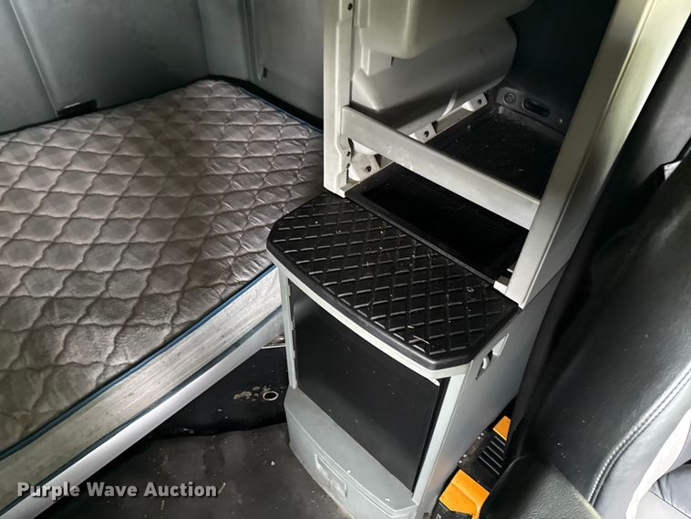 image for item DZ4267 2016 Kenworth T680  semi truck