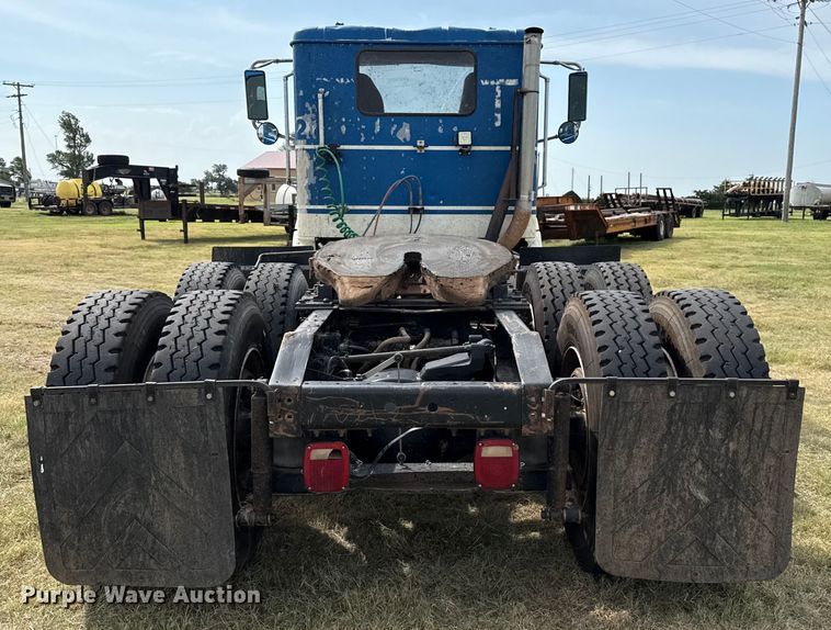 image for item DZ8823 2002 International  9400i semi truck