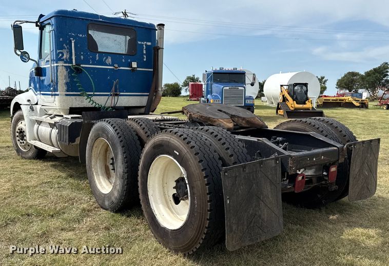 image for item DZ8823 2002 International  9400i semi truck