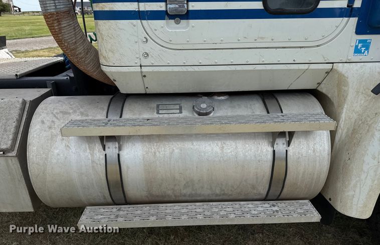 image for item DZ8823 2002 International  9400i semi truck