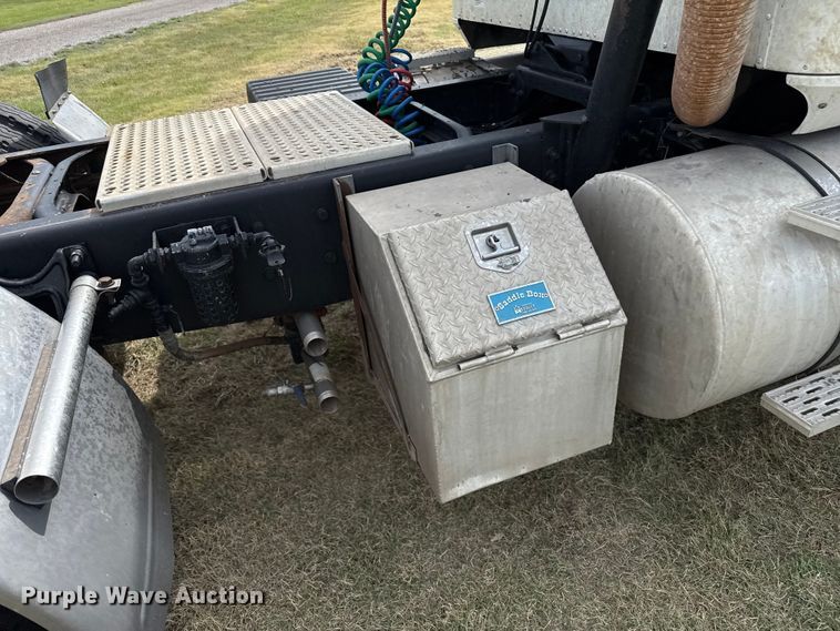 image for item DZ8823 2002 International  9400i semi truck