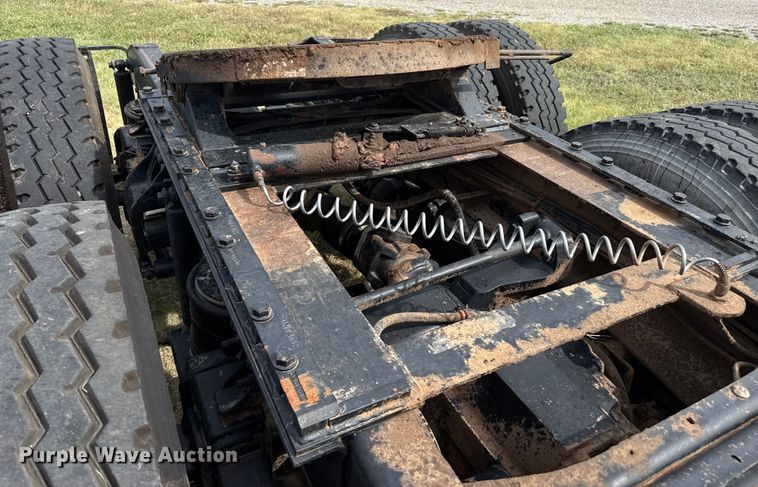 image for item DZ8823 2002 International  9400i semi truck