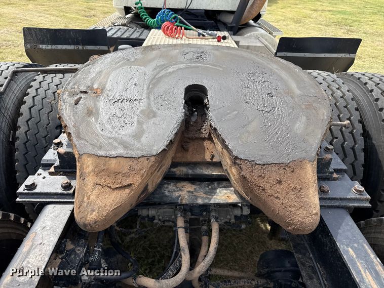 image for item DZ8823 2002 International  9400i semi truck