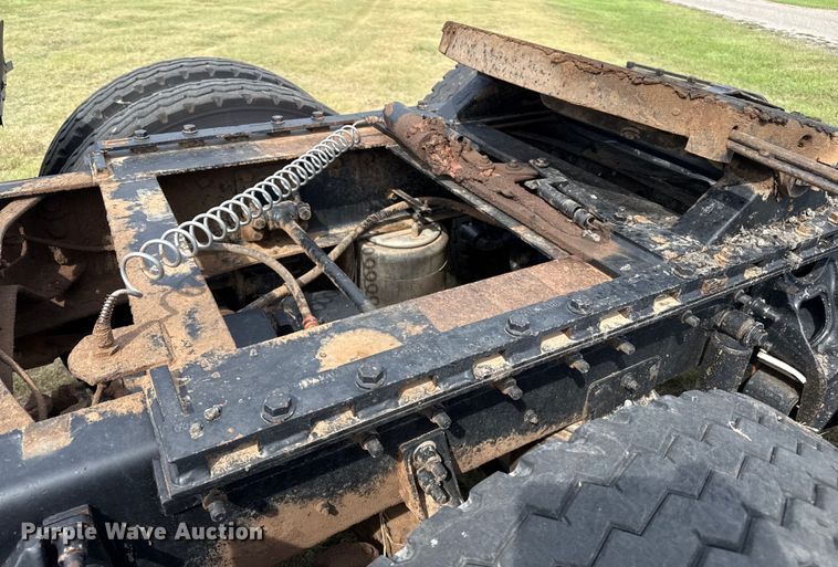 image for item DZ8823 2002 International  9400i semi truck