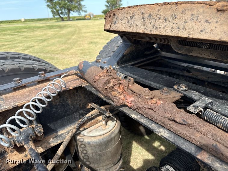 image for item DZ8823 2002 International  9400i semi truck