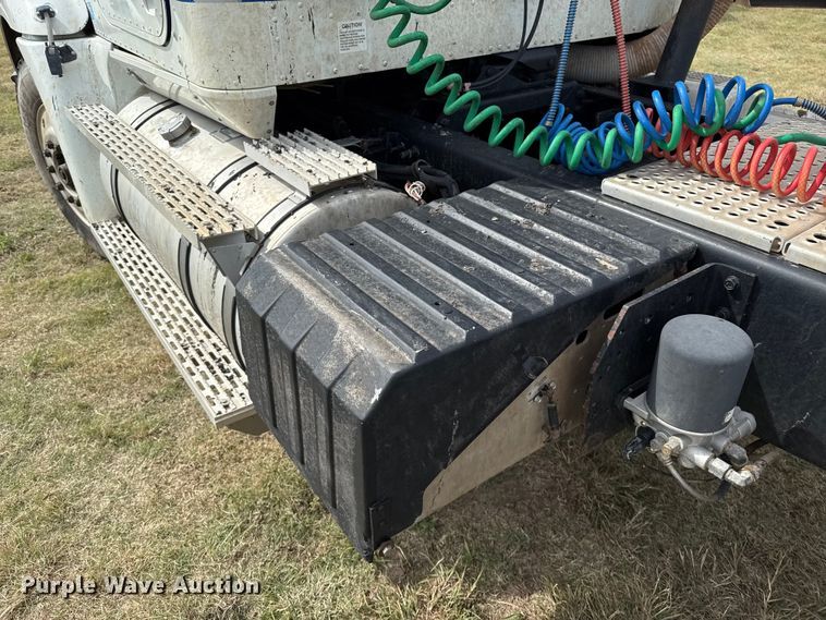 image for item DZ8823 2002 International  9400i semi truck