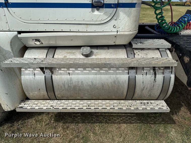 image for item DZ8823 2002 International  9400i semi truck