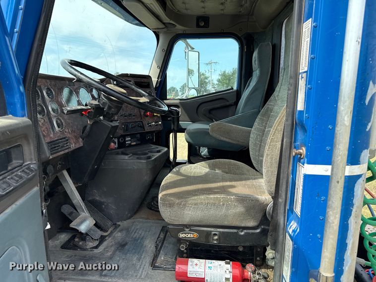 image for item DZ8823 2002 International  9400i semi truck