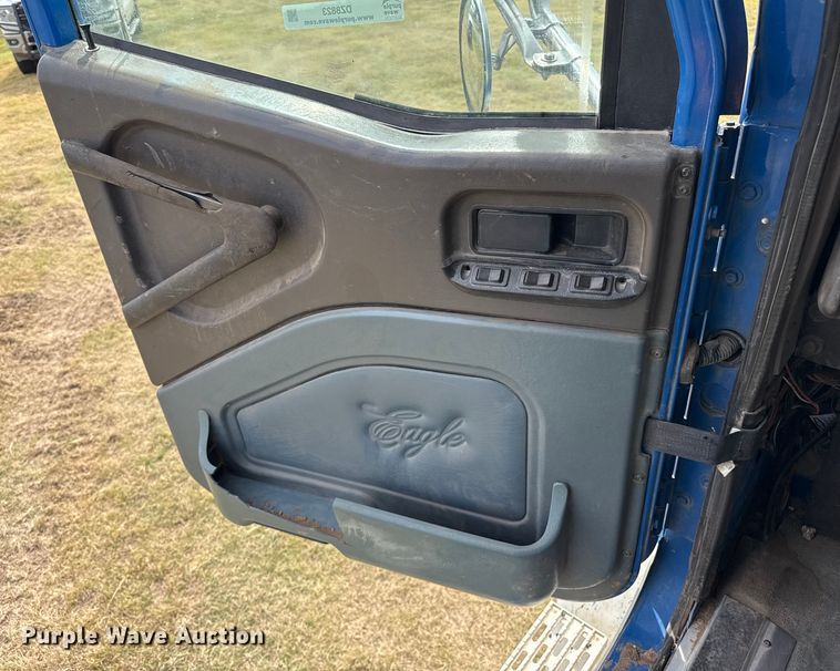 image for item DZ8823 2002 International  9400i semi truck