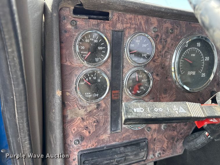 image for item DZ8823 2002 International  9400i semi truck