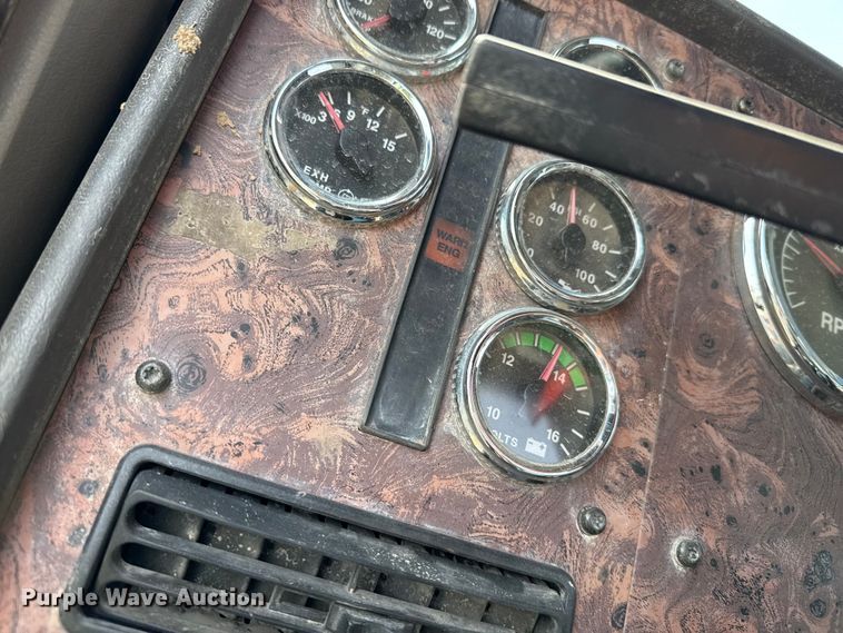 image for item DZ8823 2002 International  9400i semi truck