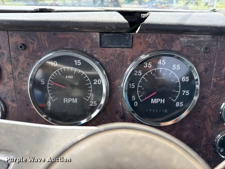 image for item DZ8823 2002 International  9400i semi truck