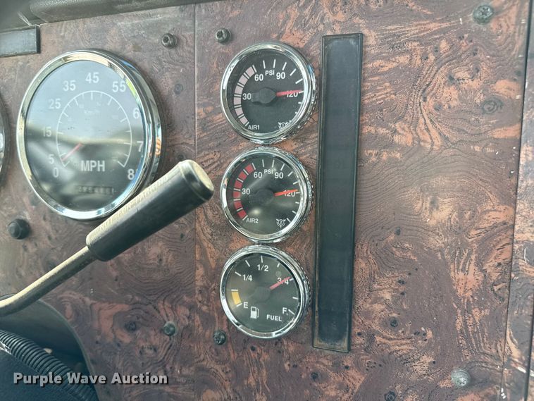 image for item DZ8823 2002 International  9400i semi truck