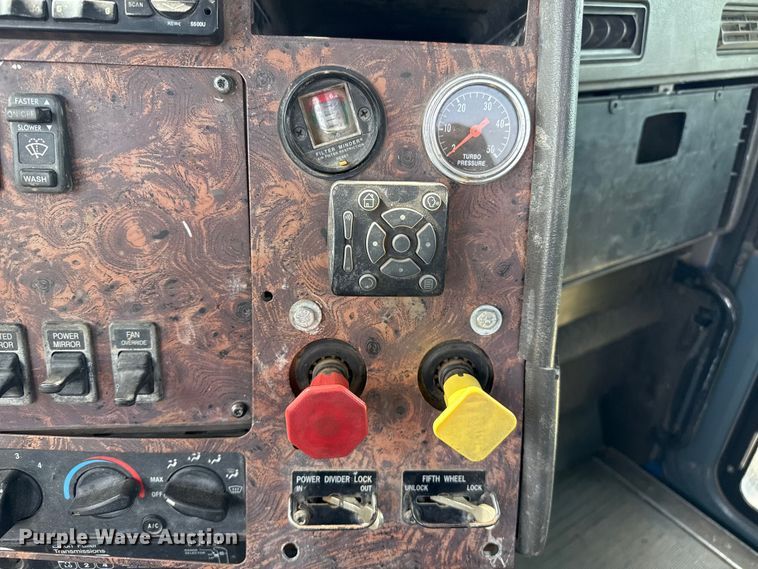 image for item DZ8823 2002 International  9400i semi truck